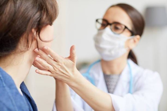Ilustrasi dokter sedang memeriksa penyebab hipersalivasi pada pasien. Foto: Pixabay