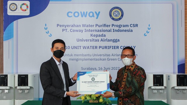 Penyerahan 10 water purifier Coway Indonesia kepada Fakultas Farmasi Universitas Airlangga. Foto: dok. Coway Indonesia
