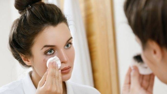 Ilustrasi perempuan membersihkan wajah. Foto: Shutterstock