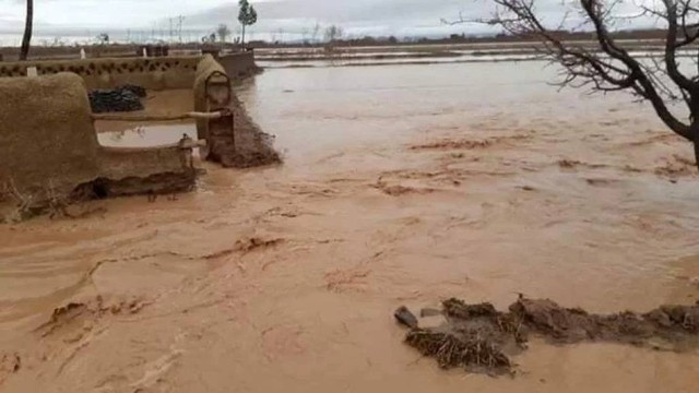 Selain gempa yang menewaskan seribu orang, Afghanistan juga diterjang banjir besar yang menyebabkan sedikitnya 400 orang meninggal dunia.