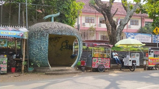 Kondisi terkini halte ikonik Kota Batu di sejumlah titik yang dipenuhi coretan dan sudah kusam. Foto: Ulul Azmy