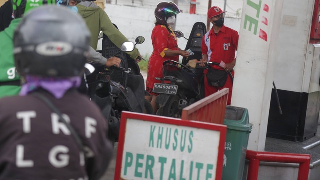 Petugas mengisi bahan bakar minyak (BBM) jenis Pertalite ke sepeda motor konsumen di SPBU Imam Bonjol, Palangka Raya, Kalimantan Tengah, Jumat (24/6/2022). Foto: Makna Zaezar/ANTARA FOTO
