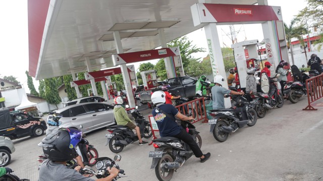 Kendaraan bermotor antre untuk mengisi bahan bakar minyak (BBM) jenis Pertalite di SPBU Imam Bonjol, Palangka Raya, Kalimantan Tengah, Jumat (24/6/2022). Foto: Makna Zaezar/ANTARA FOTO