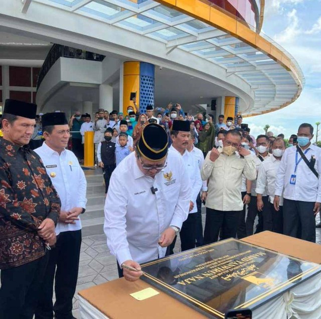 Menteri Koordinator Bidang Perekonomian Indonesia, Airlangga Hartarto meresmikan masjid Tanjak di Batam Foto: Rega/kepripedia.com
