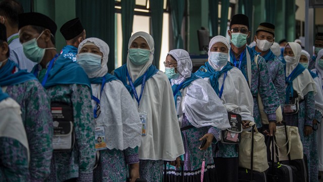 Jamaah calon haji kelompok terbang (kloter) pertama embarkasi Palembang antre untuk mendapatkan gelang identitas setibanya di Asrama Haji Palembang, Sumatera Selatan, Jumat (24/6/2022). Foto: Nova Wahyudi/ANTARA FOTO