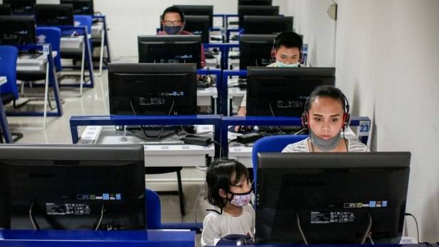 Peserta mengikuti ujian teori Surat Izin Mengemudi (SIM) di Satuan Penyelenggara Administrasi (Satpas) SIM Daan Mogot, Jakarta. Foto: ANTARA FOTO/Rivan Awal Lingga