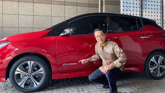 Duta Besar Jepang untuk Indonesia memakai mobil listrik Nissan LEAF sebagai kendaraan operasional. Foto: Instagram/@jpnambsindonesia