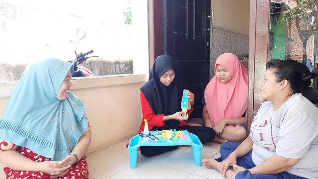 Dokumentasi Kegiatan Pelatihan Pembuatan Alat Peraga Edukatif Bersama Orang Tua Peserta Rumah Prestasi (Sumber : Dokumen Pribadi)