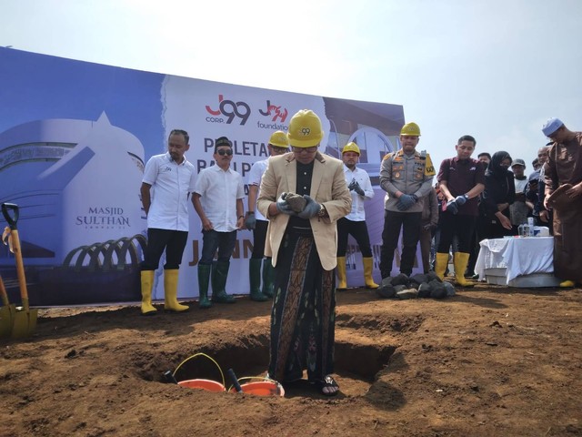 Wali Kota Malang Sutiaji saat akan melakukan peletakan batu pertama pembangunan Masjid Jannah 99. Foto / Feni Yusnia