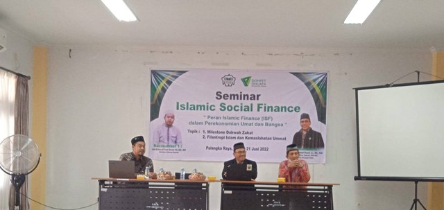 Dewan Syariah Dompet Dhuafa pada Selasa kemarin (21/06) melakukan seminar Islamic Sosial Finance dengan tema “Peran Islamic Finance (ISF) dengan Perekonomian Umat dan Bangsa” yang membahas dua topik utama, yaitu: Milestone Dakwah Zakat dan Filantropi Islam dan Kemaslahatan Ummat yang dipaparkan oleh pembicara seminar yaitu Ustaz H. Ahmad Fauzi Qosim SS, MA., MM selaku Sekretaris Dewan Syariah Dompet Dhuafa dan Ustaz Izzuddin Abdul Manaf, Lc., MA., PhD selaku Anggota Dewan Syariah, DSN MUI, dan Praktisi Ekonomi Islam yang turut dihadiri para akademisi FEBI IAIN, pegiat zakat, dan ormas. (Dok. Dompet Dhuafa)