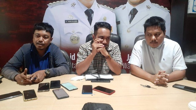 Konfrensi pers terkait mutasi mantan Kepala Dinas PUPR Kota Ternate Risval Tri Budiyanto. Foto: Sansul Sardi/cermat