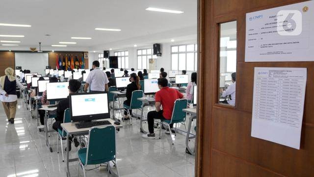Suasana Ujian Tulis Berbasis Komputer (UTBK) Seleksi Bersama Masuk Perguruan Tinggi Negeri (SBMPTN) 2022 gelombang pertama di Universitas Pembangunan Nasional (UPN), Jakarta, Selasa (17/5/2022). UTBK SBMPTN 2022 digelar mulai hari ini hingga 23 Mei 2022. (merdeka.com/Arie Basuki)