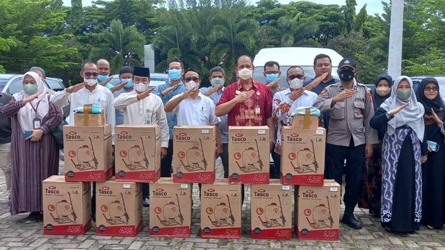 Pelepasan Tim Pendistribusian Vaksin PMK dipimpin langsung Plt Kepala Dinas Peternakan Aceh Zalsufran, Jumat (24/6/2022). Foto: Adpim Setda Aceh