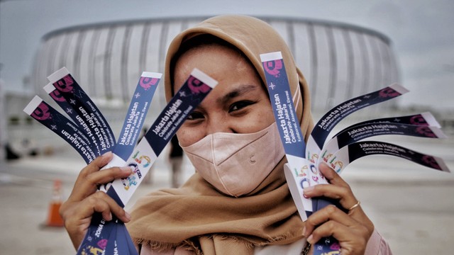 Seorang warga menunjukkan tiket perayaan Jakarta Hajatan di Jakarta International Stadium (JIS), Jumat (24/6/2022). Foto: Jamal Ramadhan/kumparan