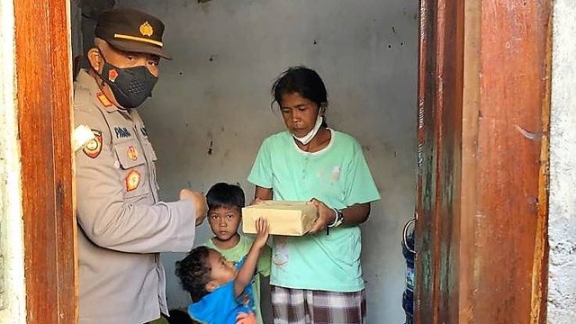 Keluarga anak yatim pemulung yang viral, Muhammad Risky Saputra, menerima bantuan dari Polsek Banjarsari, Solo, Jumat (24/06/2022). FOTO: Agung Santoso
