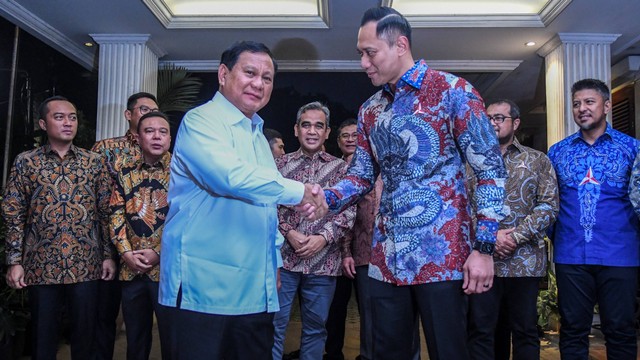 Ketua Umum Partai Gerindra Prabowo Subianto (kiri) berjabat tangan dengan Ketua Umum Partai Demokrat Agus Harimurti Yudhoyono usai melakukan pertemuan tertutup di Kertanegara, Jakarta, Jumat (24/6/2022). Foto: Galih Pradipta/ANTARA FOTO
