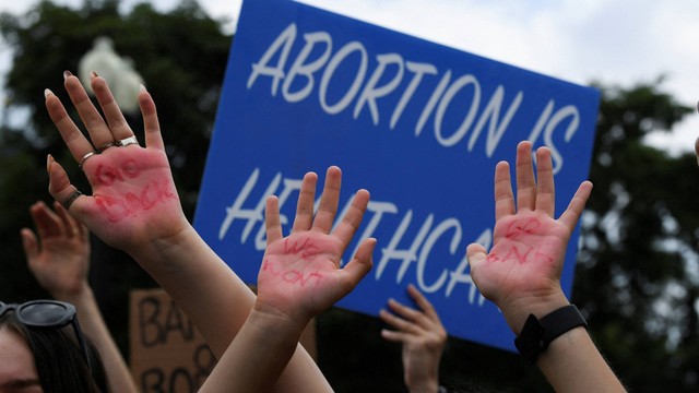 Pendukung hak aborsi berdemonstrasi di luar Mahkamah Agung Amerika Serikat, di Washington, AS, Jumat (24/6/2022). Foto: Jim Bourg/REUTERS