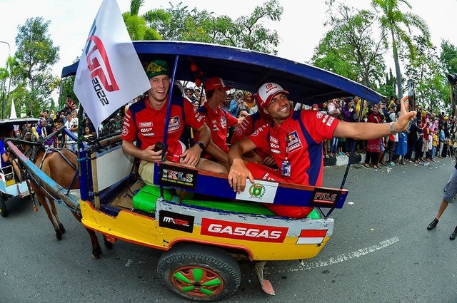 Pebalap MXGP dan MX2 parade dengan menggunakan cidomo atau dokar, moda transportasi tradisional Nusa Tenggara Barat (NTB) dari Kantor Bupati Sumbawa menuju Istana Dalam Loka, Jumat (24/6/2022). Foto: Instagram/@mxgp