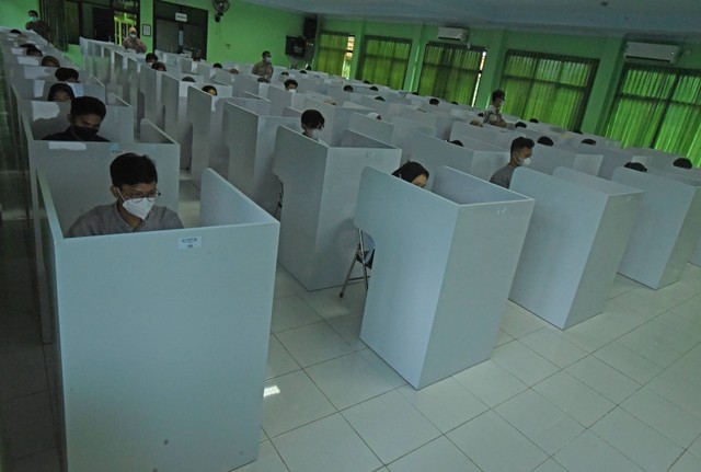 Sejumlah peserta mengikuti ujian tulis berbasis komputer (UTBK) seleksi bersama masuk Perguruan Tinggi Negeri (SBMPTN) di Kampus Universitas Sultan Ageng Tirtayasa (Untirta), di Serang, Banten, Selasa (17/5/2022). Foto: Asep Fathulrahman/ANTARA FOTO