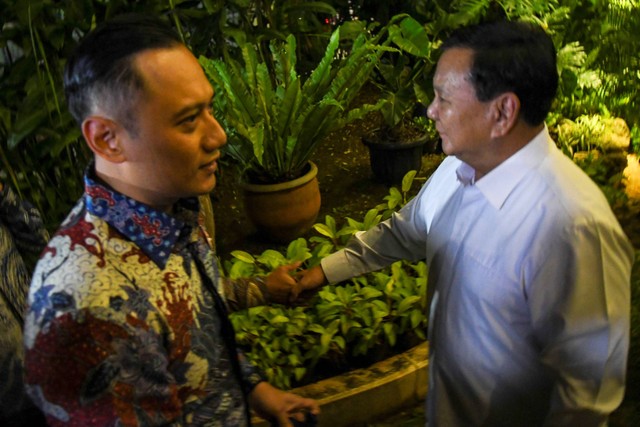 Ketua Umum Partai Gerindra Prabowo Subianto (kanan) menerima kedatangan Ketua Umum Partai Demokrat Agus Harimurti Yudhoyono (kiri) untuk melakukan pertemuan di Kertanegara, Jakarta, Jumat (24/6/2022). Foto: Galih Pradipta/ANTARA FOTO