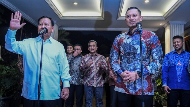 Ketua Umum Partai Gerindra Prabowo Subianto (kiri) bersama Ketua Umum Partai Demokrat Agus Harimurti Yudhoyono usai melakukan pertemuan tertutup di Kertanegara, Jakarta, Jumat (24/6/2022). Foto: Galih Pradipta/ANTARA FOTO