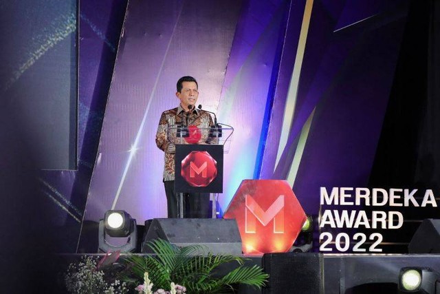 Gubernur Kepri Ansar Ahmad menerima penghargaan Inovatif Untuk Negeri Merdeka Award tahun 2022. (Foto: ist)