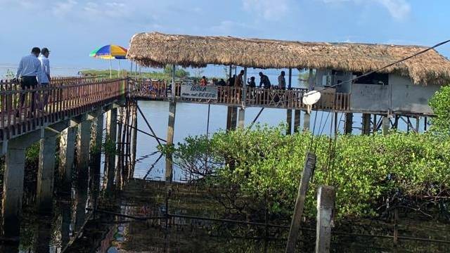 Rumah pintar yang dibangun PLN UIW Suluttenggo di tepi pantai Desa Budo, Likupang Kabupaten Minahasa Utara.