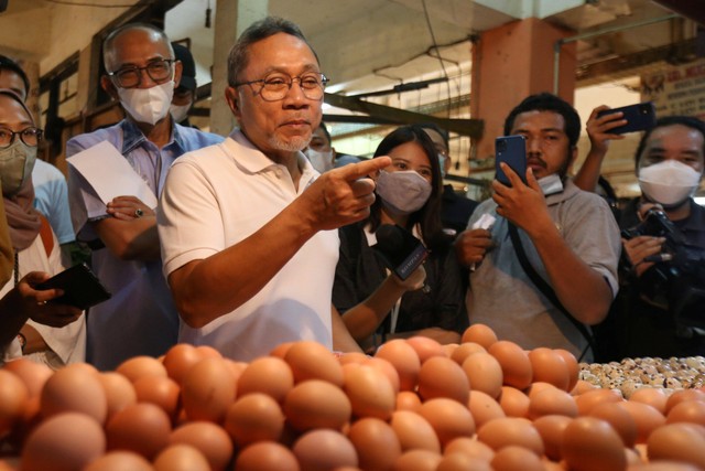 Menteri Perdagangan Zulkifli Hasan (kedua kiri) saat meninjau harga telur di Pasar Kramat Jati, Jakarta, Sabtu (25/6/2022). Foto: Asprilla Dwi Adha/Antara Foto