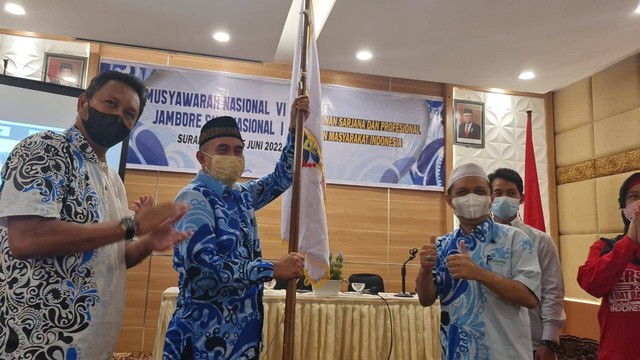Penyerahan tiang bendera Persakmi, sebagai tanda simbolik serah terima kepemimpinan Ketua Umum Persakmi, dari Prof Ridwan Amiruddin kepada Aminuddin Syam di Munas VI Persakmi,yang diselenggarakan di Surabaya (24/06/2022)