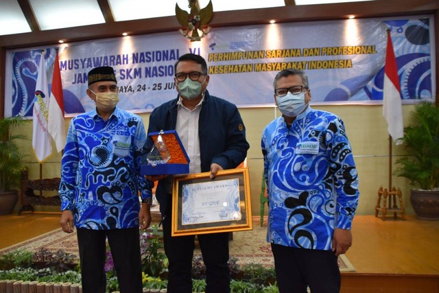 Didik Prasetyono, selaku Direktur Operasi PT SIER menerima penghargaan Persakmi Award atas Dukungan dan Kepedulian PT SIER dalam Penanganan Covid-19, saat Jambore SKM Nasional I di Surabaya, Sabtu (25/06/2022)