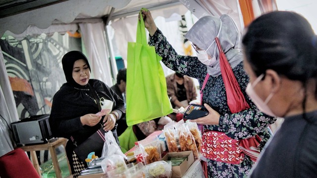 Suasana bazar UMKM di Terowongan Kendal, Jakarta Pusat, Sabtu (25/6/2022). Foto: Jamal Ramadhan/kumparan