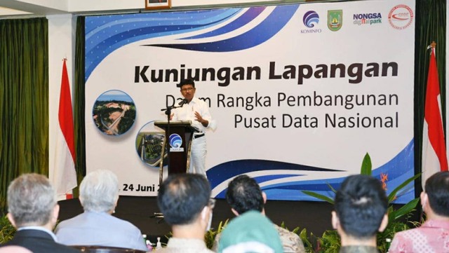 Menkominfo Johnny G. Plate dalam acara Kunjungan Lapangan meninjau Pembangunan Pusat Data Nasional, di Turi Beach Resort, Batam, Kepulauan Riau, Jumat (24/6). Foto: Dok Kominfo