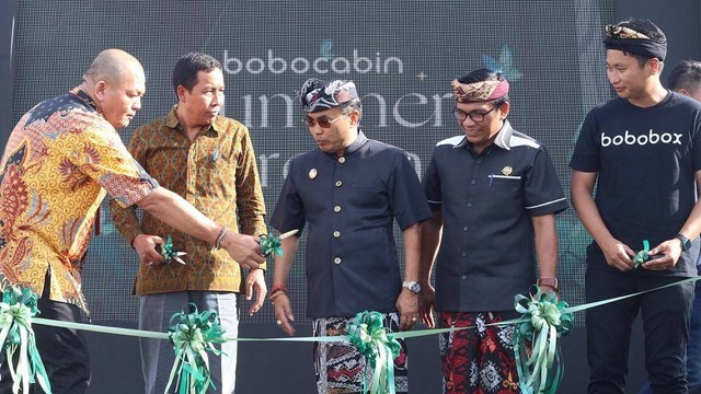 Prosesi pengguntingan pita sebagai lambang peresmian Bobocabin di Kintamani, Bali, Jumat (24/6/2022). Foto: Bobobox