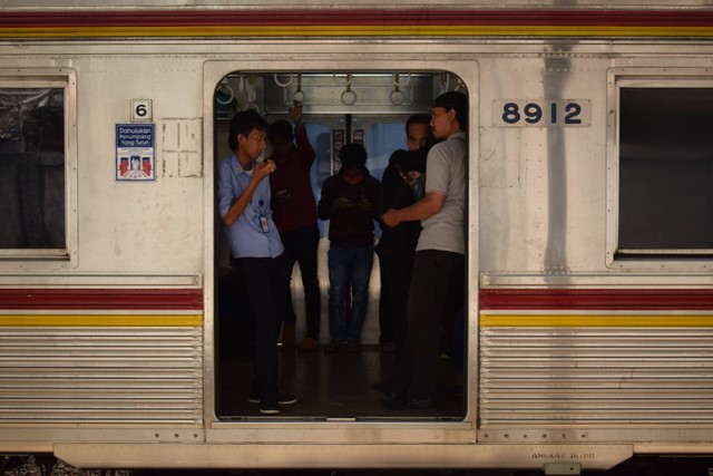 Stasiun Dekat Kemayoran, Foto: Unsplash/Akmal S. Sabiq