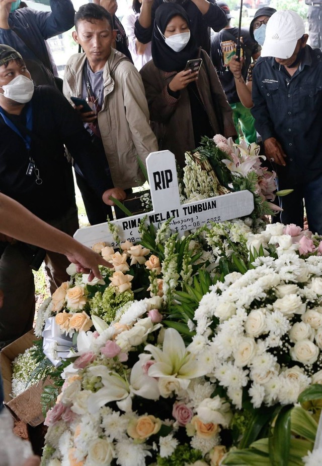 Prosesi pemakaman artis Rima Melati di TPU Tanah Kusir, Jakarta, Sabtu, (25/06/2022). Foto: Agus Apriyanto