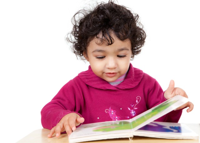 Ilustrasi anak balita bermain busy book. Foto: Ami Parikh/Shutterstock