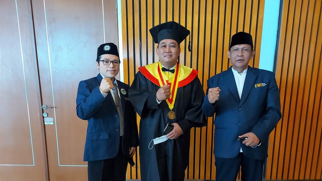 Koordinator MAKI, Boyamin Saiman, bersama panitia wisuda UMS Solo. FOTO: Fernando Fitusia