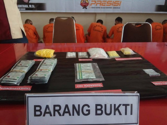 Ilustrasi barang bukti obat keras tanpa izin yang diamankan Polres Kuningan, Polda Jabar. (Dok. Ciremaitoday)