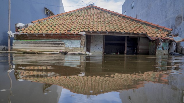 Rumah Tenggelam-Air rob menenggelamkan sebuah rumah di kawasan Tambakrejo, Semarang, Jawa Tengah. Tinggi air pun mencapai lebih dari setengah dari bangunan rumah. Foto: Rizki Ardandhitya Dwi Krisnanda/kumparan