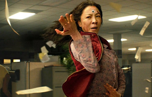 Michele Yeoh sebagai Evelyn (sumber: IMDB)