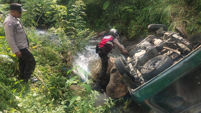 Minibus Suzuki Carry jatuh ke jurang sedalam 50 meter di Jalan Bireuen-Takengon, Pintu Rime Gayo, Bener Meriah, Aceh, Sabtu (25/6) pukul 17.00 WIB. Foto: Ditlantas Polda Aceh