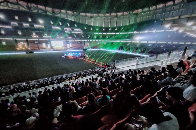 Warga memadati Jakarta International Stadium saat acara Jakarta Hajatan atau HUT ke 495 Jakarta, Sabtu (25/6/2022). Foto: Jamal Ramadhan/kumparan