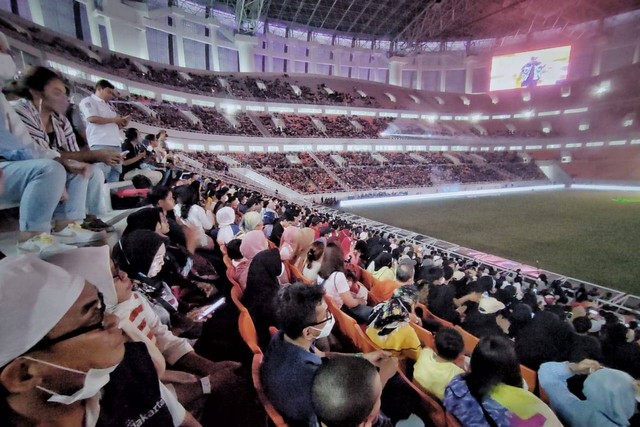 Warga memadati Jakarta International Stadium saat acara Jakarta Hajatan atau HUT ke 495 Jakarta, Sabtu (25/6/2022). Foto: Jamal Ramadhan/kumparan