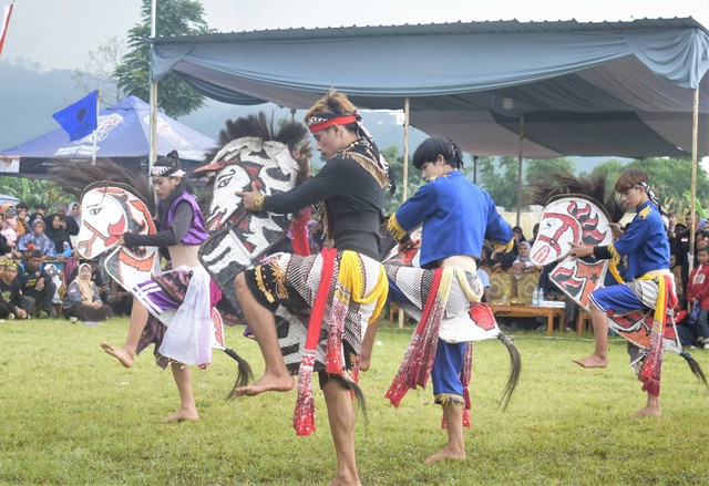 Kemeriahan Festival Kuda Kepang digelar Desa Kedawung, Kecamatan Bojong, Kabupaten Tegal, Sabtu (25/6/2022). (Foto: Panji P Adhi/PanturaPost)