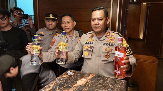 Polisi melakukan operasi minuman keras di dua tempat hiburan Holywing di Kota Bandung, Sabtu (25/6/2022). Foto: Dok. Istimewa