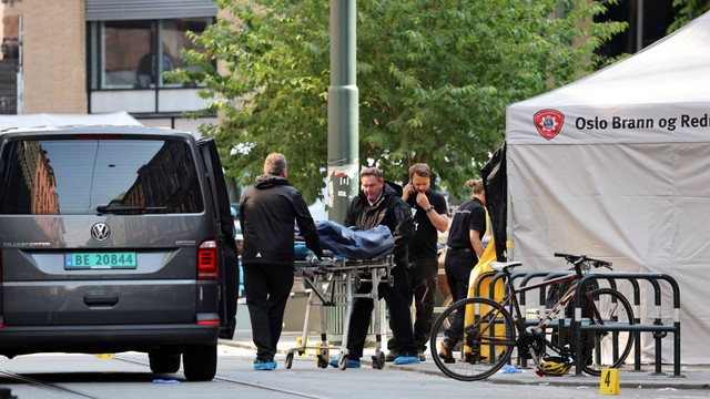 Jenazah salah satu korban dievakuasi dari tempat kejadian setelah penembakan di sebuah klub malam di pusat Oslo, Norwegia, Sabtu (25/6/2022). Foto: Orn E. Borgen/NTB/via REUTERS