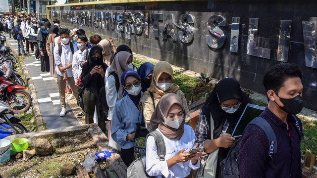 Peserta UTBK antre memasuki lokasi ujian di Kampus Universitas Siliwangi, Tasikmalaya. Foto: Adeng Bustomi/ANTARA