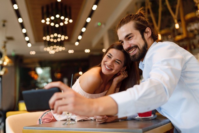 Ilustrasi pasangan yang sedang kencan di kafe. Foto: Shutterstock