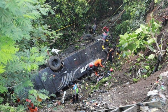 Polisi melakukan olah tempat kejadian perkara kecelakaan bus pariwisata yang masuk jurang di Kampung Cirendeu, Desa Manggungsari, Kecamatan Rajapolah, Kabupaten Tasikmalaya, Jawa Barat, Sabtu (25/6/2022). Foto: Humas Polres Tasikmalaya Kota/ANTARA FOTO