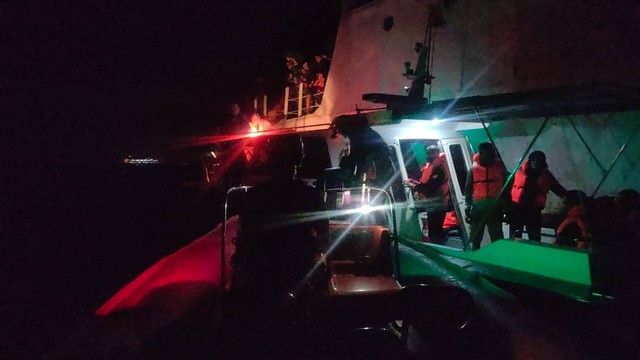 Proses evakuasi penumpang KMP Nusa Dua yang melayani pelayaran Ketapang- Gilimanuk, Bali - IST